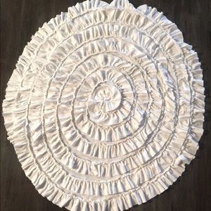 Lemon Loves Layette white round ruffle blanket